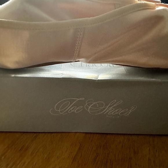 NEW Chacott Veronese II Ballet Toe Shoes ( Pointe Shoes) with ribbon - Picture 4 of 7